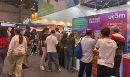 Estudiantes visitando stands en AULA 2026 en IFEMA Madrid Title (opcional):