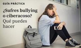 Adolescente sentada en el suelo del pasillo de un instituto, con la cabeza apoya
