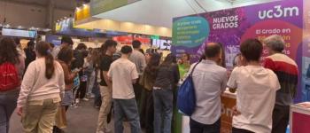 Estudiantes visitando stands en AULA 2026 en IFEMA Madrid Title (opcional):