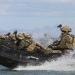 Militares del Ejército realizando una operación táctica en lancha neumática dura
