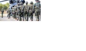 Grupo de soldados embarcando en un helicóptero de las Fuerzas Armadas