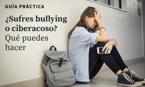 Adolescente sentada en el suelo del pasillo de un instituto, con la cabeza apoya