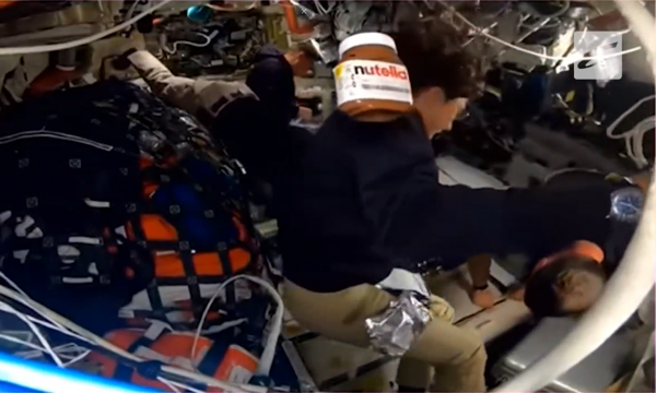 Tarro de Nutella flotando dentro de la cápsula Orion, misión Artemis II