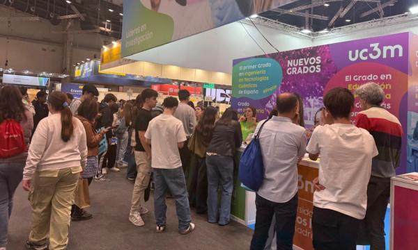 Estudiantes visitando stands en AULA 2026 en IFEMA Madrid Title (opcional):