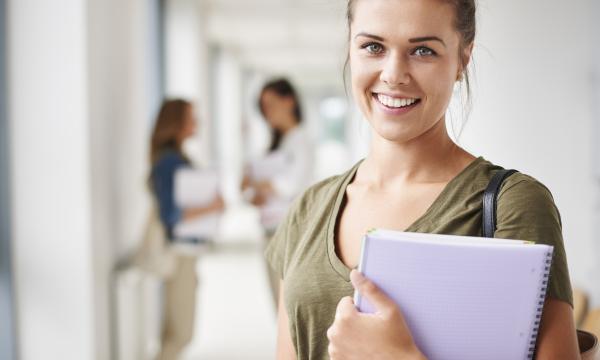 Estudiante feliz en Selectividad