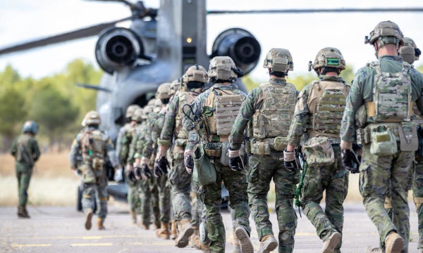 Grupo de soldados embarcando en un helicóptero de las Fuerzas Armadas