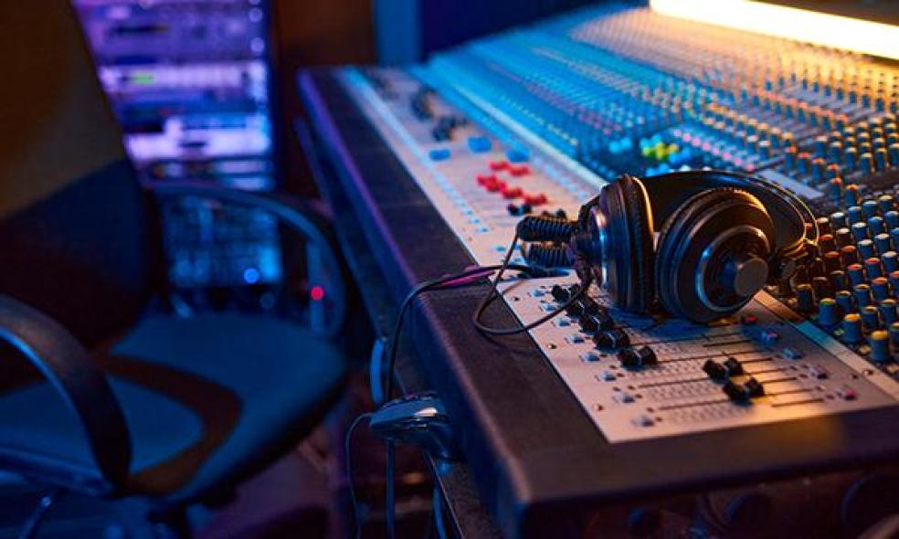 El Grado en Producción Musical y Sonido para la Industria del Entretenimiento, es la formación universitaria oficial en creación y tecnología musical.