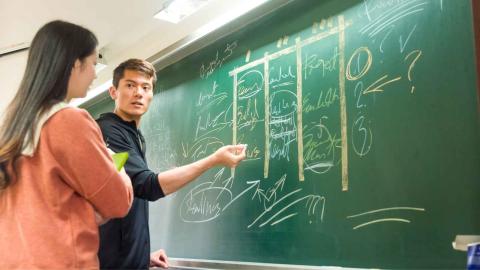 Estudiantes explicándose un tema