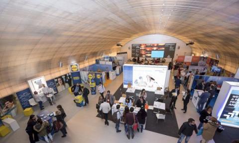 Centenares de jóvenes universitarios y titulados acuden a JOBMadrid en busca de empleo