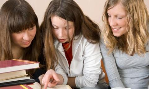 Chicas preparando la Selectividad