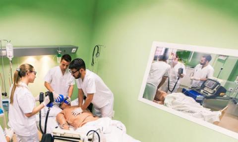 Estudiantes de Enfermería haciendo simulaciones
