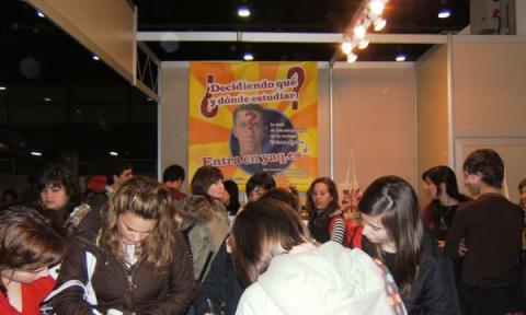 Stand de la revista Y Ahora Qué en la Feria de  Aula