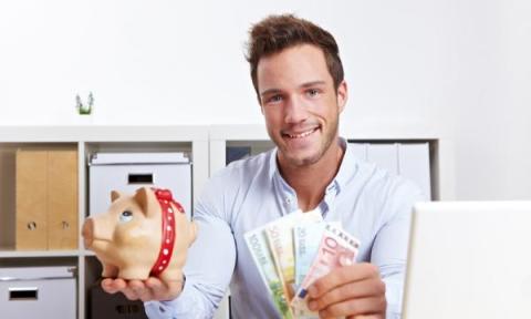 Estudiante universitario con cerdito para ahorrar