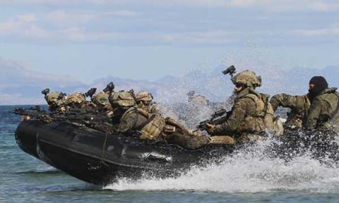 Militares del Ejército realizando una operación táctica en lancha neumática dura