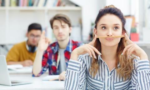 Estudiante preparando la convocatoria extraordinaria de Selectividad/PAU en clas