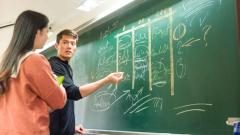Estudiantes explicándose un tema