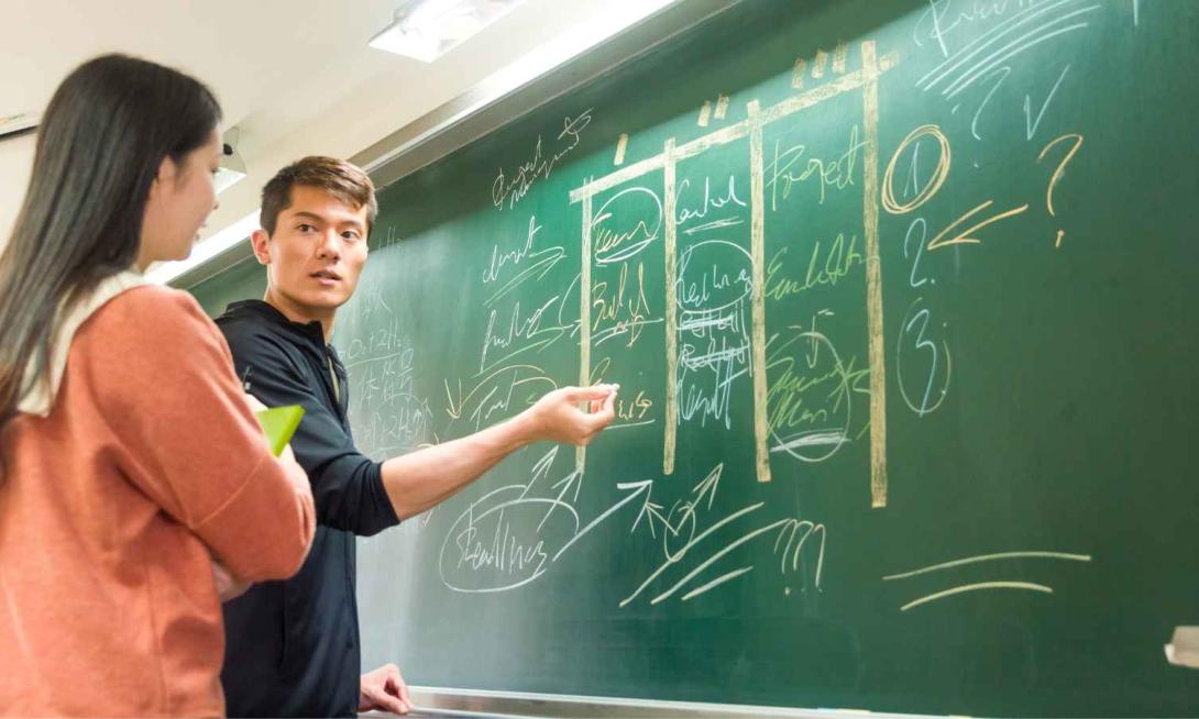 Estudiantes explicándose un tema