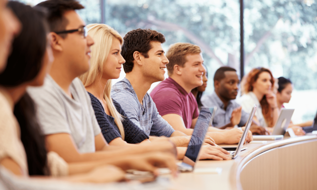 Estudiantes de un máster en clase