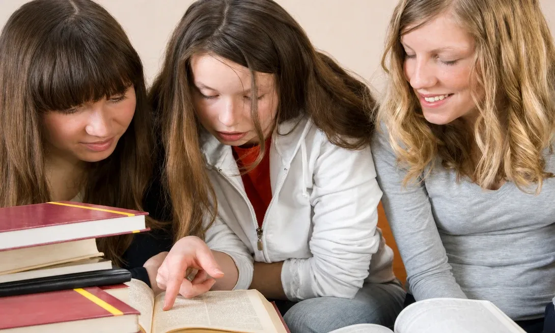 Chicas preparando la Selectividad