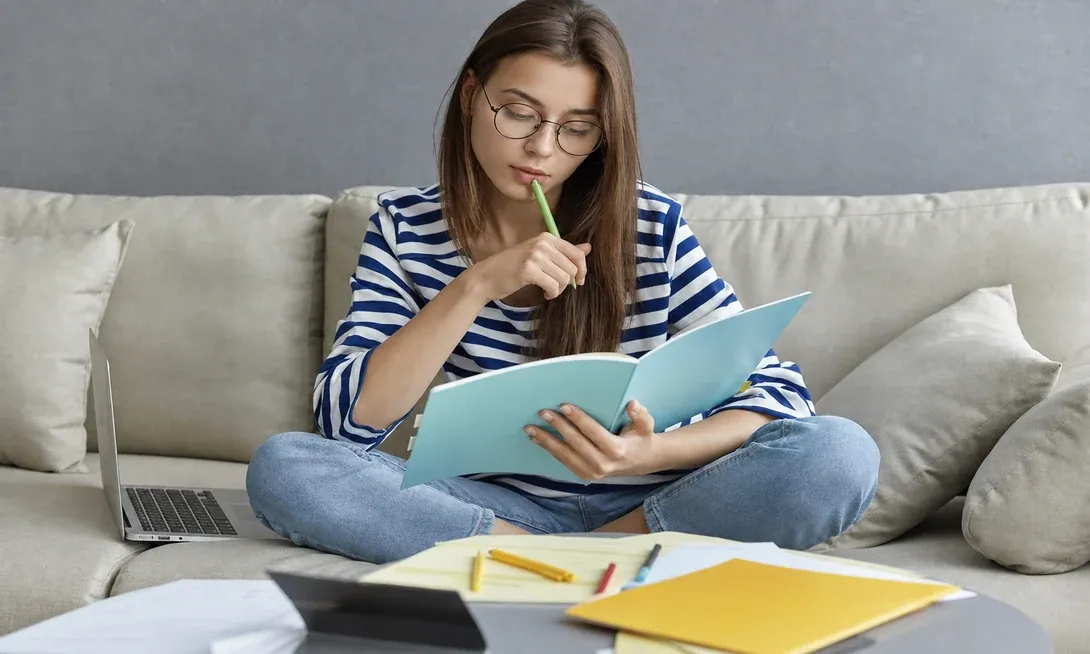 Estudiante buscando residencia de estudiantes