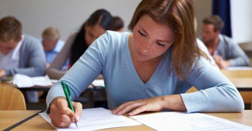 Chica en un examen sin ansiedad
