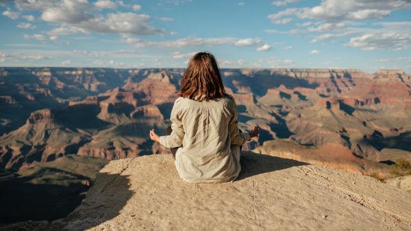 Estudiante meditando para controlar el estrés