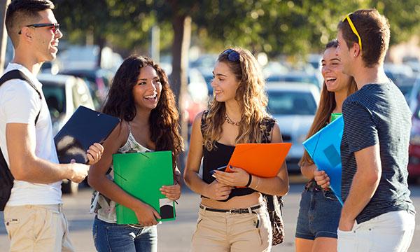 grupo de amigos hablando en la calle después de clase