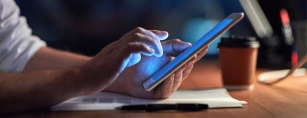 Usuario interactuando con una tablet