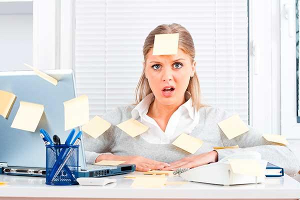Chica intentando gestionar tareas