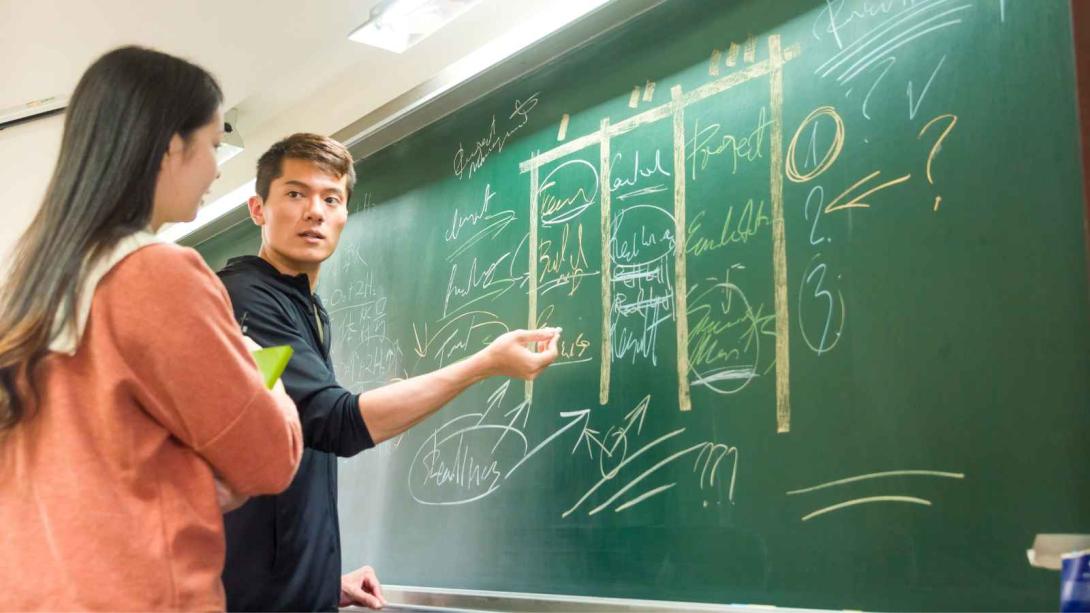 Estudiantes explicándose un tema
