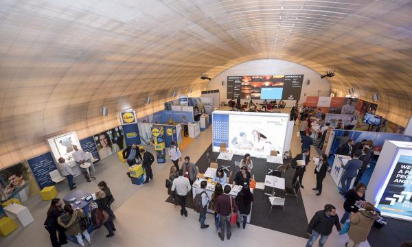 Centenares de jóvenes universitarios y titulados acuden a JOBMadrid en busca de empleo