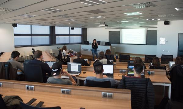 ¿Sabes qué es una Universidad conectada en el mundo profesional?