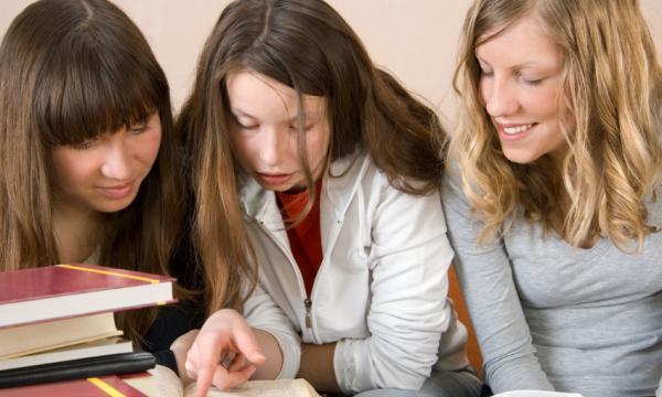 Chicas preparando la Selectividad